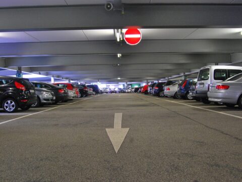 Parkowanie samochodu na parkingu podziemnym