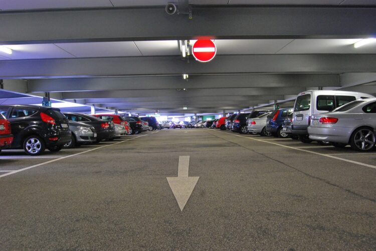 Parkowanie samochodu na parkingu podziemnym
